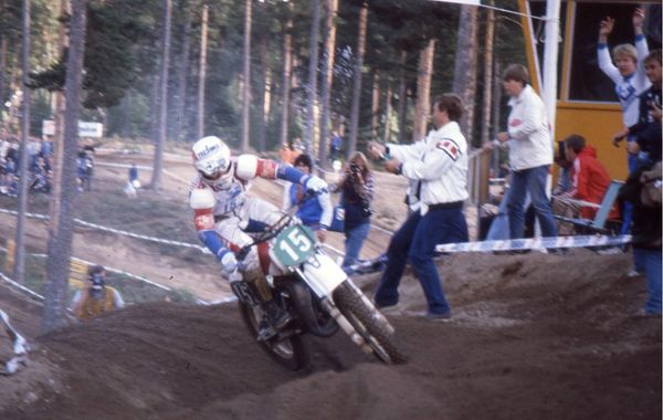 Mikkola suihkuttaa shampanjaa LaPortelle mestaruuden merkiksi Ruotsi 1982